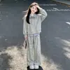 Nueva Colección Primavera/Otoño 2026: Elegante conjunto de dos piezas para niñas: top de retazos a rayas con pantalones casuales de cuadros de pierna ancha