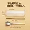 Set de cubiertos de titanio puro, diseñado para uso individual, presenta un mango texturizado antideslizante y viene con un estuche transparente. Es ligero y portátil, lo que lo hace ideal para usar en comedores escolares y fácil de limpiar.