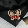 Moda europeia e americana novo broche de borboleta com diamantes de alta qualidade temperamento feminino alfinete requintado corsage da moda joia de cristal