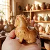 Talla en Madera de Ciprés de Acantilado Envejecido de un Caballo Tang como Adorno, Caballo del Zodiaco Coleccionable, Objeto para Sostener en la Mano, Gadget de Escritorio para Aliviar el Estrés "Riqueza Instantánea"
