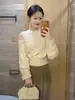[Hilo de núcleo retorcido] Top de punto patchwork color albaricoque para mujer, con diseño de hombros descubiertos, un nuevo estilo de otoño y un aspecto asimétrico y moderno
