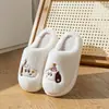 Pantuflas de algodón con bordado de cachorro de dibujos animados, pantuflas de interior para invierno, cálidas y antideslizantes, lindas y peludas, adecuadas para hombres y mujeres