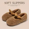 Chinelos de Algodão Mary Jane Femininos 2026 Novo Outono/Inverno Calcanhar Fechado Interno Casa Quente Pelúcia Extra Antiderrapante Pós-Parto Sapatos Peludos
