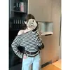 Top de punto a rayas sin hombros y manga larga para mujer, nuevo estilo de principios de otoño con un diseño dulce y elegante
