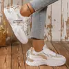 Novos Sapatos Brancos Versáteis para Estudantes Primavera e Verão 2026 Sapatos Femininos com Solado Espesso de Malha Tênis de Corrida Sapatos Femininos Leves com Solado Macio