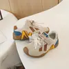 Sapatos brancos para meninas, tênis brancos casuais infantis para meninas, novo modelo de primavera 2026 sapatos esportivos para meninos