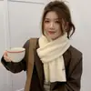 Bufanda Larga Nueva Coreana de Gama Alta Gruesa Cálida con Etiqueta Metálica Otoño e Invierno Bufanda de Lana Tejida de Color Sólido para Mujer