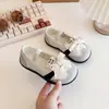 Zapatos deportivos para niñas 2025 primavera y otoño estilo nuevo para niños con cordones zapatos de princesa bajos zapatos de entrenamiento alemanes sin cordones planos de suela blanda
