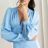 Vestido midi plisado de cuello en V profundo con mangas abullonadas, con abertura alta, estilo francés elegante para la noche, pieza única, 2026