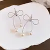 Brincos de Tarraxa com Laço de Pérola Design Exagerado de Nicho Brincos com Franjas Moda de Nicho Luxo Leve Toque de Alto Padrão Joia para Orelha Atacado