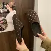 Mules fechadas estilo Birkenstock com solado grosso e estampa de bolinhas para mulheres, coleção outono 2026, design slip-on, versáteis e confortáveis para uso ao ar livre