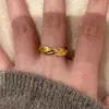 Anillo Mobius Ancho Cepillado Estilo Minimalista para Mujer, Moderno y Versátil, Artesanía de Galvanoplastia de Oro Real, Anillo Elegante