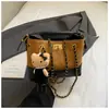 Bolso de Mano Retro Sencillo Bolso Cubo para Mujer 2026 Nuevo Estilo Bolso Tote con Cadena de Rombo Bolso de Hombro Único Bolso Cruzado Lujo Ligero