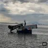 La cortadora de césped acuático totalmente automática se utiliza para recolectar plantas de la superficie del agua, jacintos de agua, lentejas de agua, integrando cosecha y transporte.