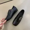 Primer Encuentro con los Nuevos Mocasines Slip-On de la Temporada con Hebilla Retro Tallada Estilo Británico de 4 cm de Altura para Personas Menudas