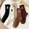 Calcetines de color sólido de otoño e invierno para hombres y mujeres de algodón con letras populares C grande, desodorante absorbente de sudor para estudiantes I Calcetines deportivos hasta la mitad de la pantorrilla Fábrica Zhuji