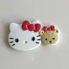 Lindo Nuevo Gato Kt y Oso Monopiezas Accesorios DIY Tocado Funda para Teléfono Celular Parche Pasador Tocado Agujero Zapato Combinación