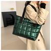 Abrigo acolchado de algodón estilo coreano Bolso grande para mujer 2023 Nuevo Bolso de hombro tipo tote a cuadros perlado Estilo occidental Gran capacidad