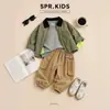 Jaqueta infantil color-block retrô, conjunto de camiseta estampada de duas peças e calça de trabalho casual - um conjunto estiloso de três peças para crianças