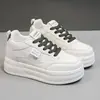Zapatos blancos de plataforma con suela gruesa K5602 para mujer, nuevo modelo 2026, mocasines que aumentan la altura para personas bajitas, zapatillas deportivas casuales