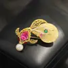 Broche Designer de Alta Qualidade Cauda de Peixe Concha Amarela Natural com Incrustação de Pedra Oca, Broche Tridimensional de Carpa, Acessório de Peixe Dourado Pérola