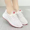 Moda de Verano Nuevos Zapatos Individuales de Punto Volador Versátiles para Mujer con Agujeros de Malla, Transpirables, Cómodos, Resistentes al Desgaste, Antideslizantes, Envío Directo, Diseño Hueco