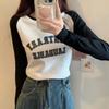 Principios de otoño único chic top raglán para mujer Americano retro color de contraste estampado camiseta de manga larga camisa corta para llevar debajo