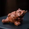 Pet de chá de areia roxa Yixing, ornamentos de sapo dourado da sorte, escultura de sapo dourado de três patas feita à mão, acessórios de chá, artesanato, atacado
