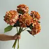Flores Artificiales de Alta Gama con Tacto Realista y Efecto Hidratante, Hortensias en Color Café, Hortensias Vintage, Adecuadas para Decoración de Bodas en Hoteles y Casas de Huéspedes y Habitaciones Modelo