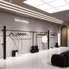 Estante de Exhibición para Tienda de Ropa de Hierro Minimalista Negro Montado en Pared Perchero de Ropa para Tienda de Ropa de Mujer Estante de Ropa de Pared Modelo Nuevo