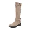 Coleção Outono/Inverno 2026: botas femininas versáteis, com gola conversível, bico redondo e salto médio a alto, apresentando um design clássico de cano reto, acabamento em camurça, adequadas para o uso diário e uma silhueta de bota estilo Western.
