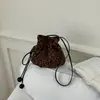 Bolsa de saco retrô com estampa de leopardo e cordão para mulheres, outono inicial de 2026, bolsa de ombro e transversal plissada em camurça Maillard, moderna