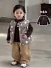 Traje de Invierno para Niños Estilo Coreano Conjunto de Tres Piezas Chaleco de Plumas de Lunares Color Caqui Pantalones Casuales Forrados de Felpa