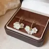 Brincos de Gancho com Flores de Resina Super Fadas para Mulheres, Brincos de Design Nicho, Pétalas de Pérola Banhadas a Cobre Levemente Luxuosas, Joias de Orelha Elegantes de Celebridade da Internet
