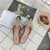 Estilo de celebridad de internet Nuevos zapatos planos de punta con perlas para mujer, tacón bajo plano, punta cerrada, medias zapatillas, versátiles, sexys, elegantes, estilo socialité