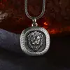 Colgante de plata de ley 925 al por mayor con colgante cuadrado de león en relieve, borde estampado, león majestuoso, joyería vintage de plata tailandesa