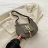 Popular Hardware Letter 2024 Verano Simple Nuevo Llegado Hermosa Personalidad Moderna de Moda Bolso de Mano para Hombro de Media Luna para Mujer