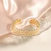 Pulseira Aberta de Metal com Padrão de Flores Venda Quente Transfronteiriça Pulseira de Luxo Leve Toque de Alto Padrão Joia de Mão Personalidade Fashion para Mulheres Personalizada