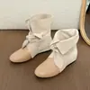Botas curtas femininas, botas jeans retrô de nicho, botas de moda outono e inverno, quentes e forradas com fleece, design patchwork, novo estilo 2026 com aumento interno de altura e tiras