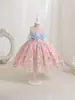 Vestido infantil, vestido de princesa, estilo fino de verão, design de pétalas tridimensional, saia de tule rodada, adequado para meninas pequenas, daminhas de honra e artistas.