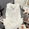 Moda Masculina de Verão Design Moderno Camisa de Tricô Vazada para Jovens, Versátil com Três Listras, Solta, Gola V, Manga Curta
