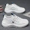 Zapatillas blancas de malla transpirable para hombre, nuevas de primavera, zapatillas deportivas versátiles de moda con suela gruesa, zapatos casuales tipo "dad shoes" para hombre