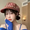 Nuevo gorro octogonal de cuadros estilo británico para mujer, adecuado para otoño e invierno, casual y versátil, gorra de vendedor de periódicos estilo universitario con estampado de letras de moda