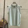 Colete Esportivo de Secagem Rápida para Uso Externo no Verão Estilo Americano Retrô Cinza Fumê com Costura Contrastante Que Absorve a Umidade Fresco Sem Mangas