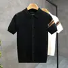 Nuevo Cárdigan de Punto de Manga Corta a Rayas de Color Contrastante para Hombre Primavera/Verano 2026, Camisa de Punto de Manga Media Moderna y Elegante