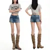 Calça Jeans Curta Feminina Estilo Hong Kong Nova, Versátil, Confortável e Estilosa, com Barra Reta, Cintura Baixa, Caimento Retrô e Design que Cobre o Quadril