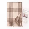 Bufanda Gruesa de Invierno 2025 Estilo Nuevo Cuadros Versátil para Mujer Borlas Moda Bufanda Cálida para el Cuello Cómoda Bufanda de Cachemir Sintético