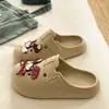 Sapatos Vazados Femininos 2026 Novo Estilo Mais Vendidos Birkenstock Sandálias Fechadas Verão Refrescantes Respiráveis Versáteis Confortáveis Sapatos Vazados Alto