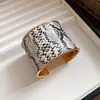 Pulseira Larga Aberta em Couro com Estampa de Leopardo Estilo Europeu e Americano, Pulseira Versátil de Metal Vintage da Moda, Joia de Luxo Leve de Alta Qualidade para Mulheres