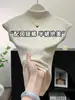 2026 Verano Nuevo Elegante Cuello Semi Alto Color Sólido Hombro Normal Manga Corta Camiseta Mujer Nicho Adelgazante Top